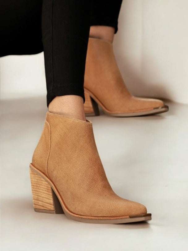 Casandra Camel